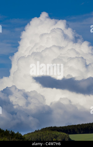 Cumulus Nimbus-Wolken über den Hügeln von Fife, Schottland Stockfoto