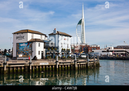 Die Bridge Tavern, einer wasserseitigen Kneipe durch die Docks in Old Portsmouth, Hampshire, UK. Mit einer Wandmalerei von Rawlanson 'Portsmouth Punkt' Stockfoto