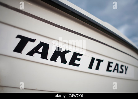 Zeichen auf Boot sagen Take it Easy Stockfoto