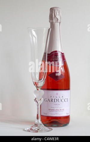 Flasche Villa Garducci italienischer Sekt Rose Wein mit Herz stammte aus Glas auf weißem Hintergrund Stockfoto