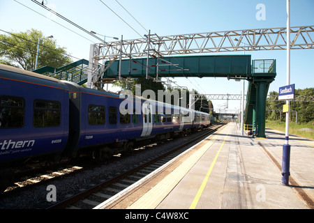 Bahnhof mit Brücke ersetzte Spaziergang in Sandbach Cheshire UK Stockfoto