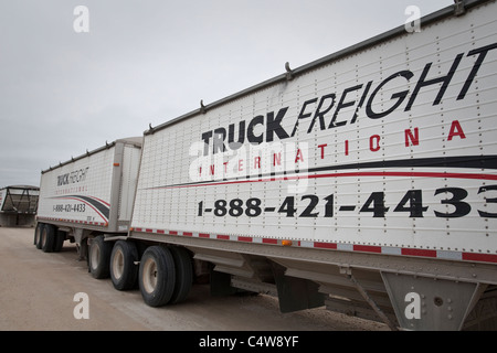 Ein LKW Fracht, die International Trailer zur geschleppte Körner ist in der Nähe von Winnipeg Montag, 23. Mai 2011 abgebildet. Stockfoto