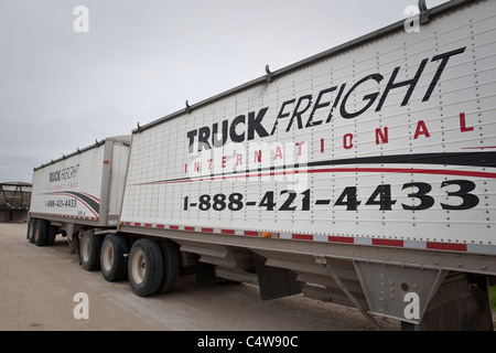 Ein LKW Fracht, die International Trailer zur geschleppte Körner ist in der Nähe von Winnipeg Montag, 23. Mai 2011 abgebildet. Stockfoto