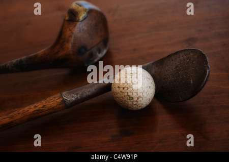 Nahaufnahme der Antike Golfschläger und Golfball Stockfoto