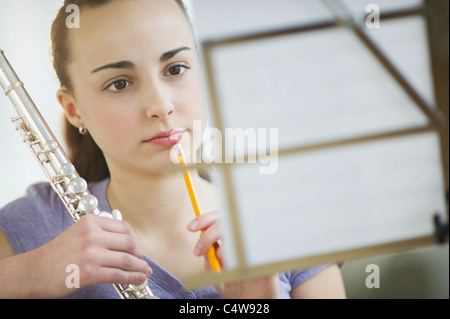 USA, New Jersey, Jersey City, Mädchen mit Querflöte Noten lesen Stockfoto