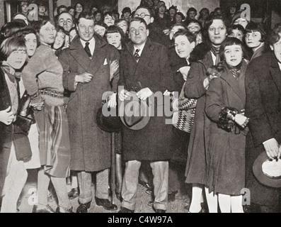 Der Prinz von Wales, später König Edward VIII., bei einem Besuch in Pell Street Club, Cable Street, East End, London, England im Jahre 1927. Stockfoto