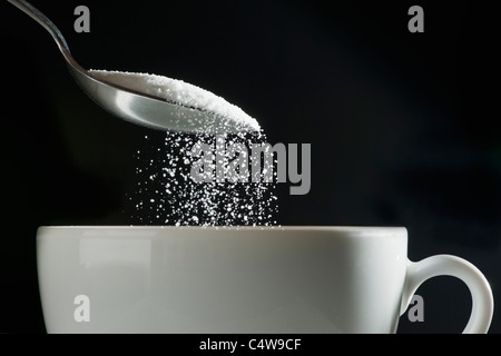 Studioaufnahme von Zucker in Kaffeetasse gegossen Stockfoto