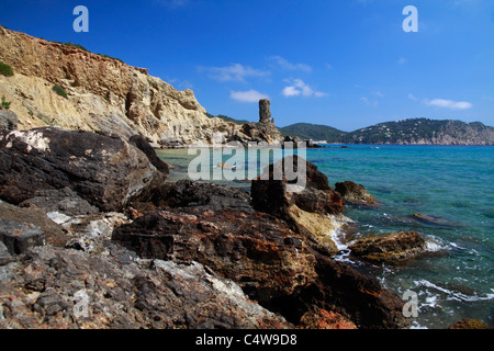 Teilansicht des Strandes Es Figueral, Ibiza, Spanien Stockfoto