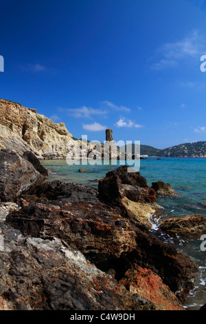 Teilansicht des Strandes Es Figueral, Ibiza, Spanien Stockfoto