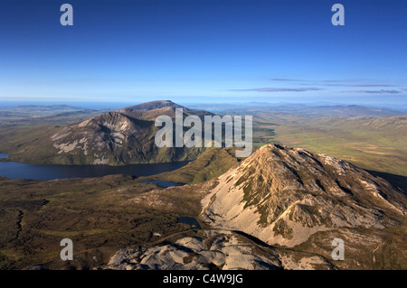 Blick vom Gipfel des Mount Errigal in den Bereich der Derryveagh Mountains in Glenveagh Nationalpark, Donegal, Südirland Stockfoto