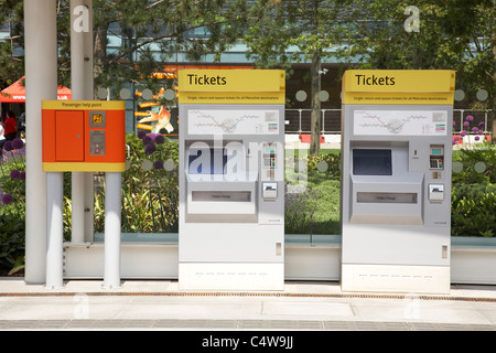 Straßenbahn-Fahrkartenautomat an der Metrolink-Straßenbahn-Station in MediaCityUK Salford Manchester UK Stockfoto