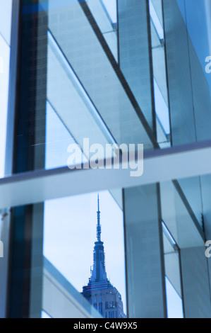 USA, New York State, New York City, Empire State Building gesehen hinter Fensterrahmen Stockfoto