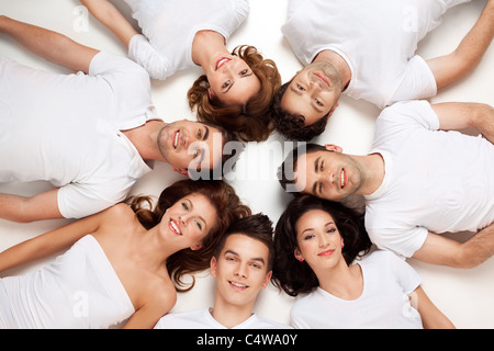 Freunde posieren Festlegung auf der Etage, Blick in die Kamera Stockfoto