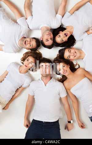Freunde posieren Festlegung auf der Etage, Blick in die Kamera Stockfoto