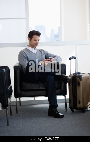 USA, New Jersey, Jersey City, Geschäftsmann, sitzen im Flughafen-lounge Stockfoto