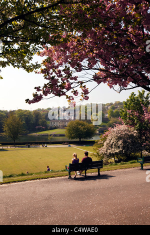 paar saß auf einer Bank Menschen genießen Parklandschaft in Großbritannien Sheffield South Yorkshire Stockfoto
