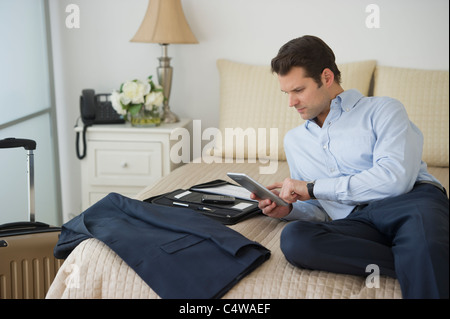 USA, New Jersey, Jersey City, Geschäftsmann mit digital-Tablette im Hotelzimmer Stockfoto