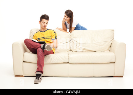 Student, Freundin zu erklären, das Buch zu lesen Stockfoto