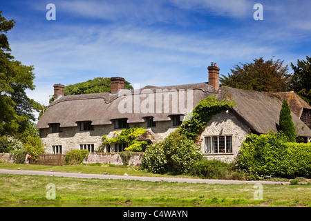 Schöne alte Einfamilienhaus reetgedeckten Landhaus im Dorf Ashmore, Dorset, England, UK im Sommer Stockfoto