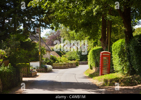 Ashmore, eine kleine englische Dorf in Dorset, England, UK-Straße durch das Dorf Stockfoto