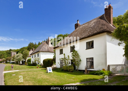 Reihe von traditionellen losgelöst strohgedeckte Hütten, Milton Abbas, Dorset, England, UK Stockfoto