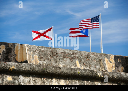 Old San Juan, Puerto Rico El Morro Festung, Flaggen hinter Wand Stockfoto