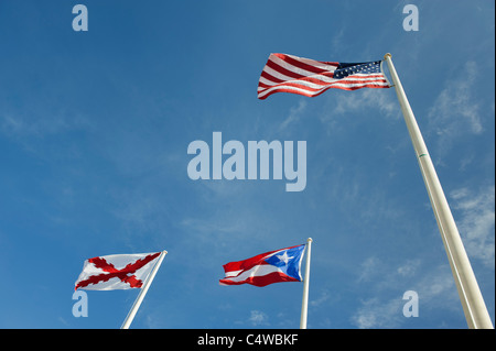 Old San Juan, Puerto Rico niedrigen Winkel Blick auf Fahnen unter blauem Himmel Stockfoto