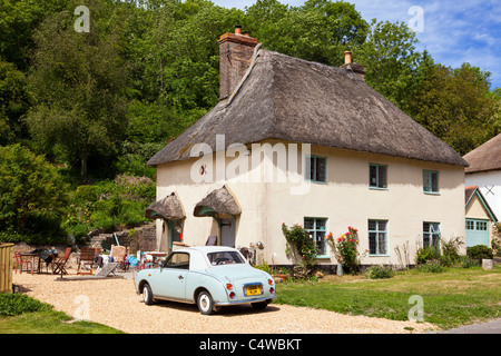 Reetgedeckte Haus uk Cottage und Oldtimer, Milton Abbas, Dorset, England, UK Stockfoto