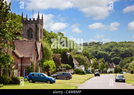 Schöne englische Dorf von Milton Abbas in Dorset, England, Vereinigtes Königreich mit strohgedeckten Hütten und alte britische Dorfkirche Stockfoto