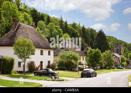 Dorset Village von Milton Abbas mit hübschen traditionellen alten strohgedeckten Hütten, Dorset, England, Großbritannien Stockfoto