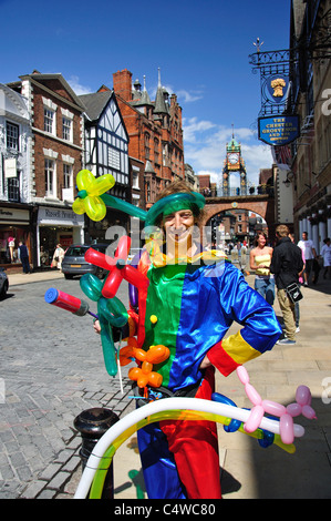 Kinderanimateurin Ballon im Eastgate Street, Chester, Cheshire, England, Vereinigtes Königreich Stockfoto