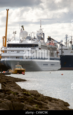 Passagierschiff "Clipper Odyssey" Montrose Harbour Quay zu verlassen. Angus, Schottland Stockfoto