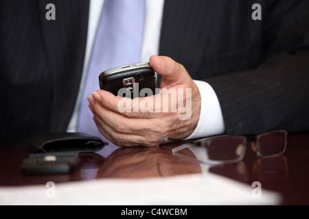 Mann mit Handy, close-up von Hand. Stockfoto