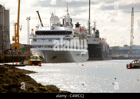 Passagierschiff "Clipper Odyssey" Montrose Harbour Quay zu verlassen. Angus, Schottland Stockfoto