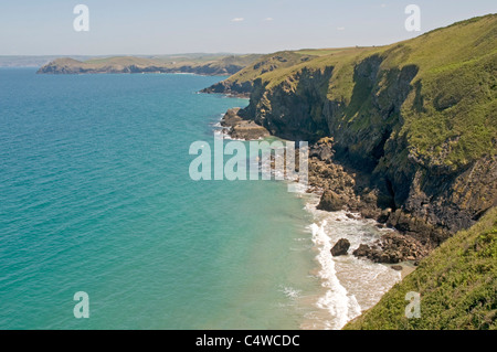 An Cornwalls zerklüfteten Atlantikküste in der Nähe von Carnweather Punkt Blick nach Osten, cross-Port Quin Bay in Richtung Kellan Head Stockfoto