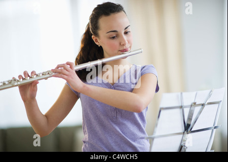 USA, New Jersey, Jersey City, Teenage Mädchen (14-15) spielt Querflöte Stockfoto