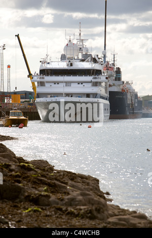 Passagierschiff "Clipper Odyssey" Montrose Harbour Quay zu verlassen. Angus, Schottland Stockfoto