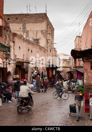 Leben bewegt sich schnell in Souks der Altstadt der zentralen Medina. Marrakesch, Marokko. Stockfoto