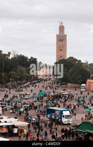 Platz Jemaa El Fna (Versammlung der Toten) mit der Koutoubia-Moschee im Hintergrund. Marrakesch, Marokko. Stockfoto