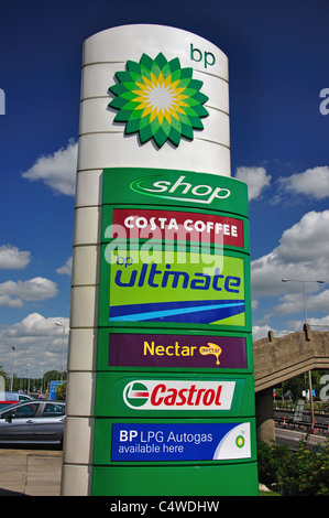 BP Tankstelle Zeichen, Moto Toddington Dienstleistungen, M1 Autobahn, Toddington, Bedfordshire, England, Vereinigtes Königreich Stockfoto