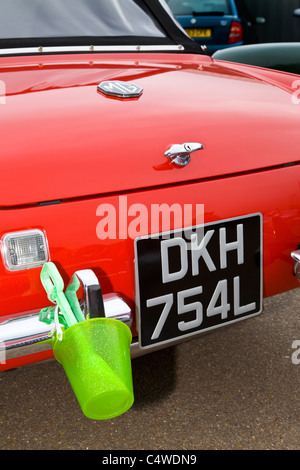 Hinteren Ende ein 1972 MG Midget mit Eimer und Spaten des Kindes. Midget und Sprite Club Norfolk Tour, Aylsham, England, UK. Stockfoto