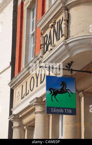 Zeichen & Logo oberhalb der Lloyds TSB Bank-Filiale in Devizes, Wiltshire, England. Stockfoto