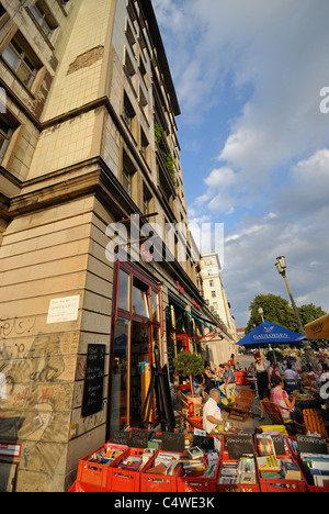 Buchen Sie Shop und Straßencafé, Karl-Marx-Allee, Frankfurter Allee, ehemalige Stalinallee, Friedrichshain, Berlin, Deutschland. Stockfoto