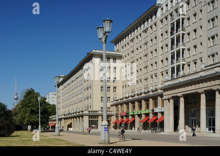 Karl-Marx-Allee, ehemalige Stalinallee, repräsentative Allee der ehemaligen DDR, Fernsehturm, Friedrichshain, Berlin, Deutschland, Stockfoto