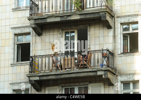 Malerischen Balkone, Karl-Marx-Allee, ehemalige Stalinallee, repräsentative Allee der ehemaligen DDR, Friedrichshain, Berlin, Deutschland. Stockfoto