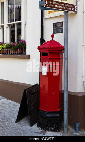 Traditioneller Briefkasten in Tenby, Pembrokeshire, Wales Stockfoto