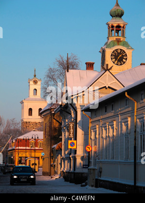 Finnland-Rauma mittelalterliche Altstadt voller Holzhäuser im Winterschnee Rathaus und die Heilig-Kreuz-Kirche Stockfoto