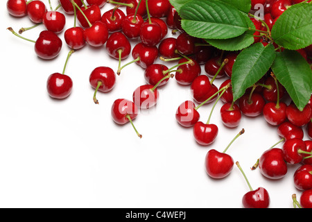 Saftige Kirschen isoliert auf weißem Hintergrund. Stockfoto