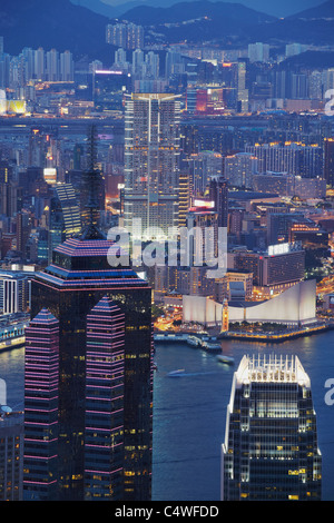 Blick auf das Zentrum und IFC 1 Wolkenkratzer mit Kowloon im Hintergrund, Hong Kong, China Stockfoto