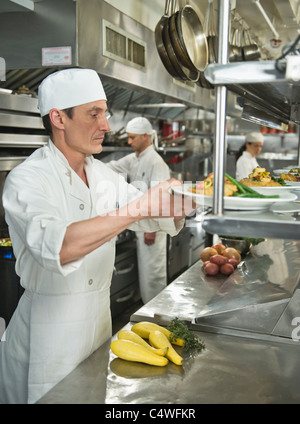 USA, New York State, New York City, Köche, die Zubereitung von Speisen in der Küche Stockfoto